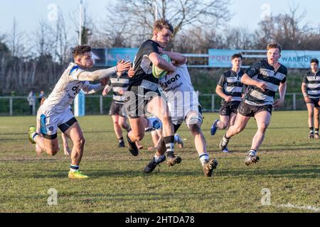 Jeremy Civil con palla per Newcastle Falcons che sono in Black & White vs Bath Under 18s allo stadio Worcester Warriors' Sixways. 27th febbraio 2022. Foto Stock