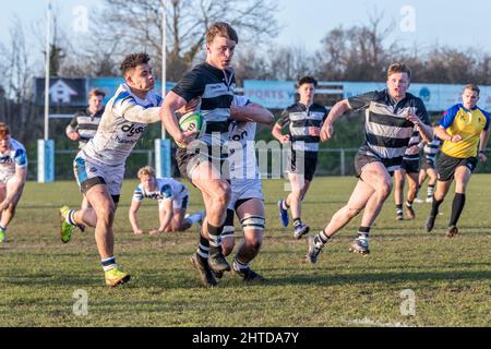 Jeremy Civil con palla per Newcastle Falcons che sono in Black & White vs Bath Under 18s allo stadio Worcester Warriors' Sixways. 27th febbraio 2022. Foto Stock