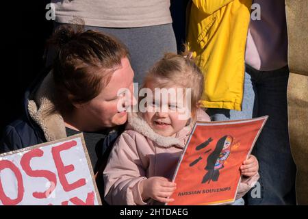 Bambina e madre per la protesta contro la guerra in Ucraina ad Amsterdam Paesi Bassi 27-2-2022 Foto Stock