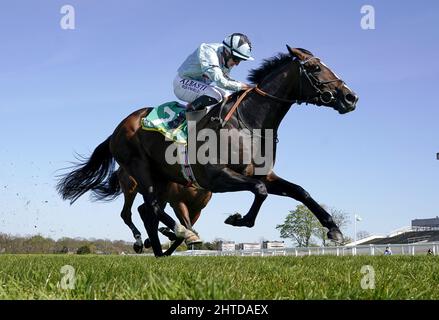 Foto di archivio datata 23-04-2021 di Alenquer guidato da Tom Marquand sulla loro strada per vincere la prova classica bet365 al Sandown Park Racecourse. Alenquer è in corso per il Dubai Sheema Classic dopo aver infrantato il record di miglio e quarto di pista al Lingfield il sabato. Data di emissione: Lunedì 28 febbraio 2022. Foto Stock