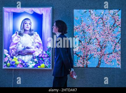 Londra UK 28 Febbraio 2022 (R) Damien Hirst gentilezza, dalle virtù. 2021 Est £4.000-6.000 (L)Richard Ansett, Birth ,2018 Est £8.000-12.000 i popolari britannici di Bonhams. Cool. Vendita con una gamma di oggetti freschi, da opere d'arte, fotografie, cimeli culturali popolari a pezzi di moda e stampe. Offerta giovedì 3 marzo. Paul Quezada-Neiman/Alamy Live News Foto Stock