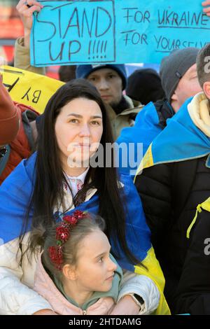 Madre con suo figlio per la protesta contro la guerra in Ucraina ad Amsterdam Paesi Bassi 27-2-2022 Foto Stock