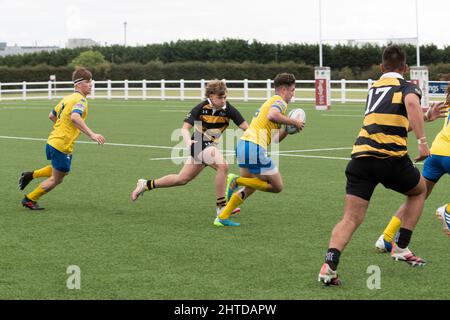 Gosforth Acadamy giocando in giallo e blu contro City of Oxford Collage al Leicester Forest Rugby Football Club,. Inghilterra, Regno Unito. Foto Stock