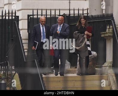 Il Segretario per la Salute e l'Assistenza sociale Sajid Javid (a sinistra) e il Segretario per l'Istruzione Nadhim Zahawi lasciano Downing Street a Londra dopo una riunione del Gabinetto. Data foto: Lunedì 28 febbraio 2022. Foto Stock