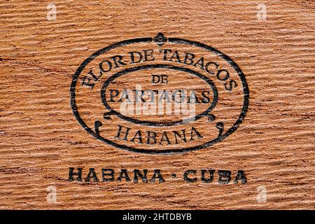 Città del Capo, Sudafrica - 28 gennaio 2022: Logo del marchio stampato di Cigar su scatola di legno di cedro Foto Stock