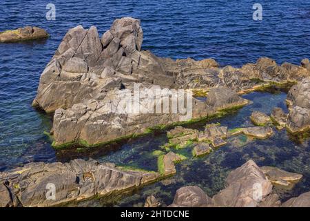 Rocce nella costa del Mar Nero nella storica città balneare di Sozopol nella provincia di Burgas in Bulgaria Foto Stock