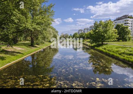 Canale d'acqua nel verde di Kepa Potocka, area ricreativa e ricreativa situata nei quartieri di Varsavia di Zoliborz e Bielany, Polonia Foto Stock