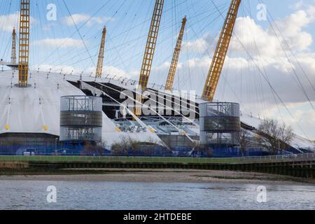 L'arena del O2 nel sud-est di Londra formalmente conosciuta come il Millennium Dome è vista danneggiata dalla tempesta Eunice dal Tamigi. Regno Unito Foto Stock