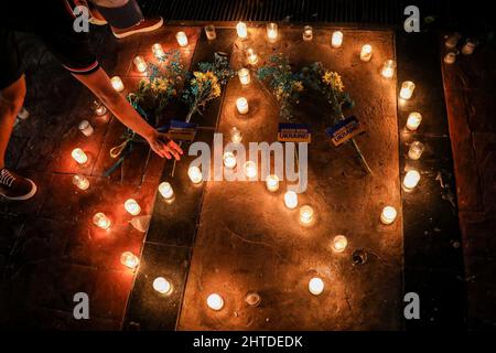 Manila, Filippine. 28th Feb 2022. Un attivista filippino accende le candele durante un raduno in reazione all'invasione dell'Ucraina da parte della Russia al Boy Scouts Circle a Quezon City, Filippine, lunedì. Febbraio 28, 2022. Credit: ZUMA Press, Inc./Alamy Live News Foto Stock