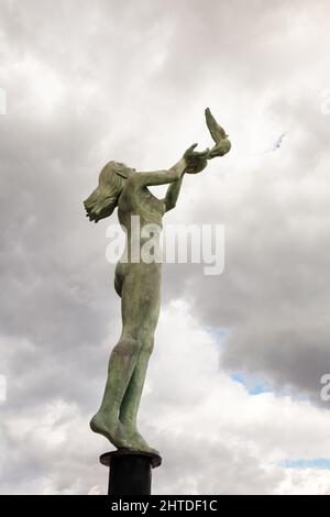 Statua di una donna che rilascia una colomba lungo il lungomare di Fuengirola Foto Stock