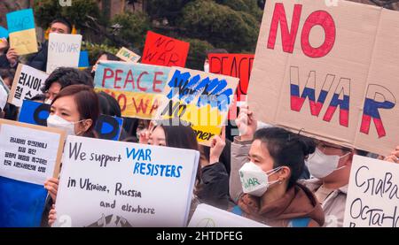 Seul, Corea del Sud. 28th Feb 2022. Protesta contro la Russia, 28 febbraio 2022 : i manifestanti partecipano ad un raduno contro l'invasione russa dell'Ucraina, vicino all'ambasciata russa a Seoul, Corea del Sud. Credit: Lee Jae-Won/AFLO/Alamy Live News Credit: AFLO Co. Ltd./Alamy Live News Foto Stock