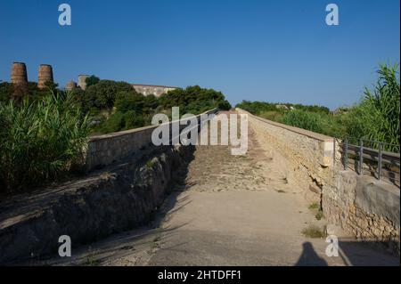 Europa, Italia, ponte romano sul fiume Mannu a Porto Torres, Sardegna. Foto Stock