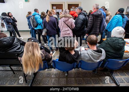 Hradec Kralove, Repubblica Ceca. 28th Feb 2022. I rifugiati ucraini arrivarono a Hradec Kralove, Repubblica Ceca, il 28 febbraio 2022. Credit: David Tanecek/CTK Photo/Alamy Live News Foto Stock