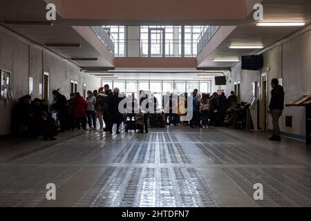 Hradec Kralove, Repubblica Ceca. 28th Feb 2022. I rifugiati ucraini arrivarono a Hradec Kralove, Repubblica Ceca, il 28 febbraio 2022. Credit: David Tanecek/CTK Photo/Alamy Live News Foto Stock