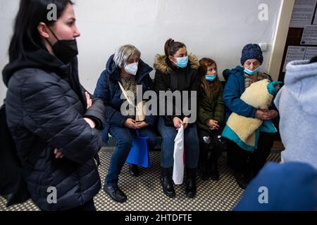 Hradec Kralove, Repubblica Ceca. 28th Feb 2022. I rifugiati ucraini arrivarono a Hradec Kralove, Repubblica Ceca, il 28 febbraio 2022. Credit: David Tanecek/CTK Photo/Alamy Live News Foto Stock