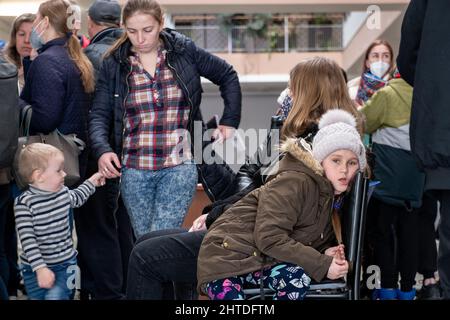 Hradec Kralove, Repubblica Ceca. 28th Feb 2022. I rifugiati ucraini arrivarono a Hradec Kralove, Repubblica Ceca, il 28 febbraio 2022. Credit: David Tanecek/CTK Photo/Alamy Live News Foto Stock