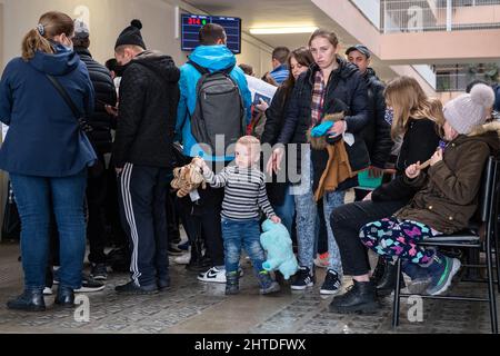 Hradec Kralove, Repubblica Ceca. 28th Feb 2022. I rifugiati ucraini arrivarono a Hradec Kralove, Repubblica Ceca, il 28 febbraio 2022. Credit: David Tanecek/CTK Photo/Alamy Live News Foto Stock