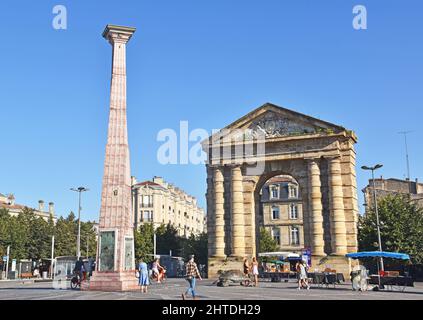 Place de la Victoire a Bordeaux, Francia, la Porte d’Aquitaine, arco trionfale costruito nel 1753, scultura obelisco intrecciata, rendendo omaggio alla vite e ai vini Foto Stock