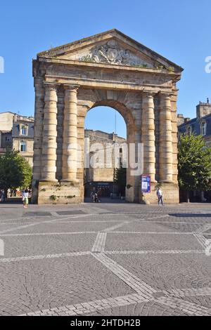 Place de la Victoire a Bordeaux, Francia, la Porte d’Aquitaine, arco trionfale costruito nel 1753, scultura obelisco intrecciata, rendendo omaggio alla vite e ai vini Foto Stock