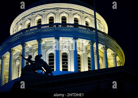 Il Campidoglio dello Stato della California illumina i colori blu e giallo in onore dell'Ucraina durante un raduno contro l'invasione dell'Ucraina da parte della Russia e la preghiera in opposizione alla guerra a Sacramento, California, domenica 27 febbraio 2022. (Foto di Rahul Lal/Sipa USA) Foto Stock