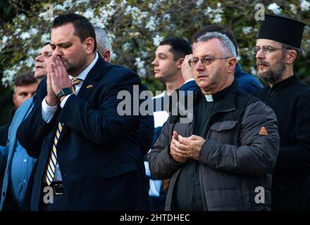 I leader religiosi conducono una preghiera in Ucraina, in mezzo all'invasione della Russia, al Campidoglio dello Stato della California a Sacramento, California, domenica 27 febbraio 2022. (Foto di Rahul Lal/Sipa USA) Foto Stock