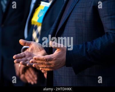 I leader religiosi conducono una preghiera in Ucraina, in mezzo all'invasione della Russia, al Campidoglio dello Stato della California a Sacramento, California, domenica 27 febbraio 2022. (Foto di Rahul Lal/Sipa USA) Foto Stock