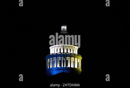 Il Campidoglio dello Stato della California illumina i colori blu e giallo in onore dell'Ucraina durante un raduno contro l'invasione dell'Ucraina da parte della Russia e la preghiera in opposizione alla guerra a Sacramento, California, domenica 27 febbraio 2022. (Foto di Rahul Lal/Sipa USA) Foto Stock