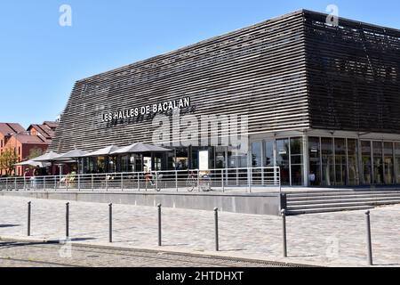 Les Halles de Bacalan, sviluppato da Biltoki, una reinvenzione del mercato tradizionale, che unisce Food Hall, bar caffetteria e un ristorante sotto un unico tetto Foto Stock