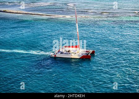 Vista su un catamarano di fronte alla capitale Oranjestad di Aruba Foto Stock