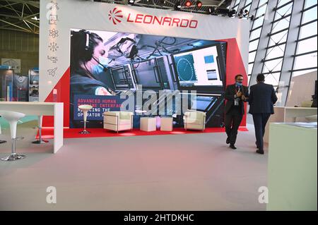Stand e logo dell'azienda Leonardo per le attrezzature aeronautiche in una fiera aerospaziale di Torino Foto Stock