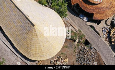 Vista aerea della realizzazione di un tetto con teli in legno, travi Foto Stock