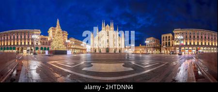 Milano, Italia al Duomo di Milano e alla Galleria durante il periodo natalizio di notte. Foto Stock