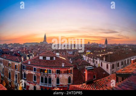 Venezia, skyline sul tetto in Italia e monumenti storici al tramonto. Foto Stock