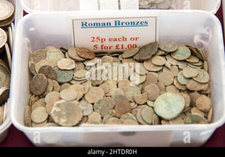 Monete in bronzo romano trovate con metal detector Foto Stock