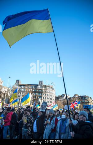 Ragazzo che detiene bandiera Ucraina, Stand by Ucraina protesta, Trafalgar Square, Londra, Regno Unito, 27th febbraio 2022 Foto Stock