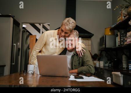 felice coppia caucasica anziana che lavora da casa Foto Stock