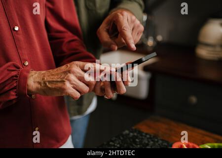 primo piano cellulare caucasico senior coppia testing Foto Stock