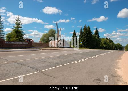 Volokolamsk, regione di Mosca, Russia - 9, Agosto 2021: Il Memoriale dell'esplosione è un monumento in onore della prodezza di 11 eroi sapper delle 8th Guardie R. Foto Stock