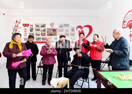 JINAN, 28 febbraio 2022 (Xinhua) -- la gente si gode in un centro di cura per gli anziani nel villaggio di Huangjiayu del distretto di lanshan, Rizhao, provincia orientale della Cina Shandong, 27 febbraio 2022. Il distretto di Lizhao ha istituito centri di assistenza dal 2021, fornendo assistenza e assistenza agli anziani di età superiore ai 60 anni. (Xinhua/Guo Xulei) Foto Stock