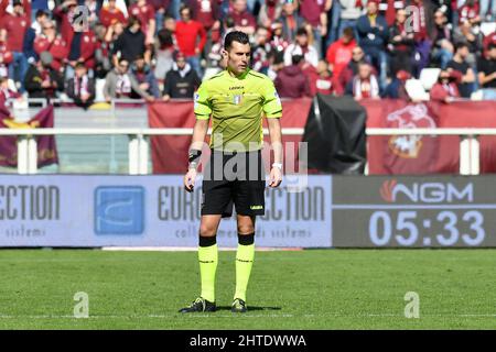 Torino, Italia. 27th Feb 2022. Manuel Volpi arbitro durante la Serie Italiana Una partita di calcio tra Torino FC e Cagliari Calcio il 27 febbraio 2022 allo Stadio Olimpico Grande Torino a Torino foto RoporterTorino Credit: Independent Photo Agency/Alamy Live News Foto Stock