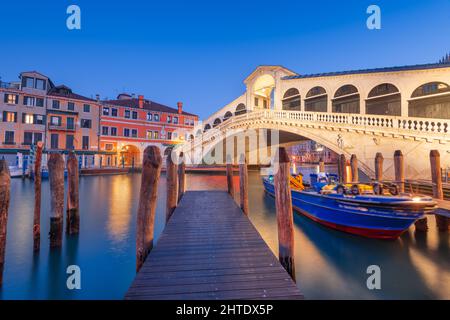 Venezia, Italia al crepuscolo al Ponte di Rialto sul Canal Grande. Foto Stock