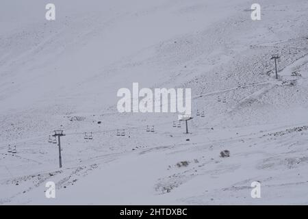 Seggiovia vuota nella stazione sciistica di Snowy Mountain Foto Stock