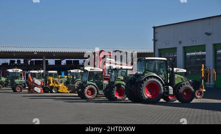 Saulheim, Germania, 27 febbraio 2022. Trattori parcheggiati in un centro agricolo di Saulheim Foto Stock