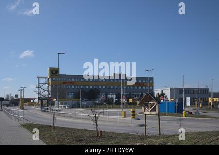 Saulheim, Germania, 27 febbraio 2022. DHL edificio per uffici con cielo blu presso il centro di distribuzione DHL Package Saulheim. Foto Stock