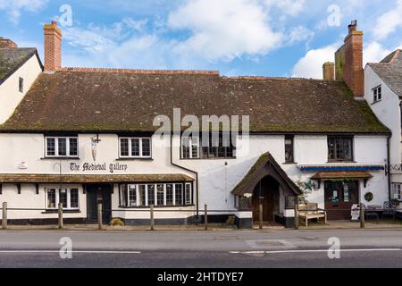 High Street nel villaggio di Dunster, ai margini del Parco Nazionale Exmoor vicino a Minehead, Somerset, Inghilterra. Foto Stock