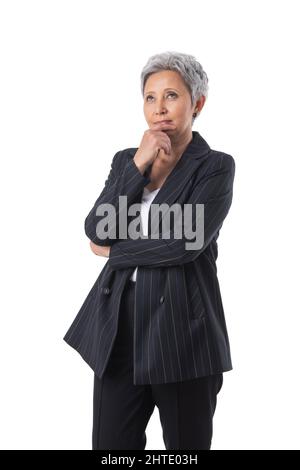 Donna d'affari asiatica pensierosa. Donna d'affari sicura che tiene la mano sul mento e guarda in piedi isolato su sfondo bianco Foto Stock
