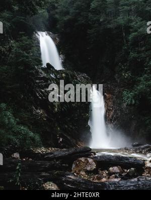 Splendida vista su una cascata nella natura Foto Stock