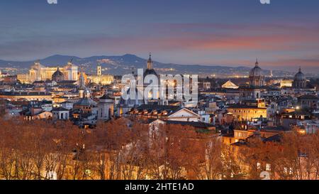 Roma, Italia skyline storico al tramonto con fogliame autunnale. Foto Stock