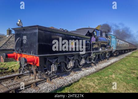 Una locomotiva di classe, 52322, ad Irwell vale sulla Ferrovia del Lancashire Orientale durante il Gala di vapore di primavera 2022 che si dirige verso Ramslower. Foto Stock