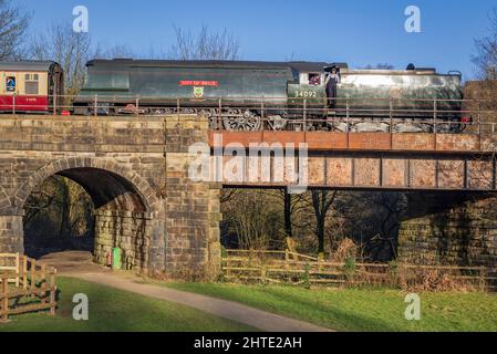 Città di Wells luogo di vapore al viadotto di Burrs Park sulla ferrovia ELR East Lancs vapore in direzione Bury durante la primavera vapore Gala. Foto Stock